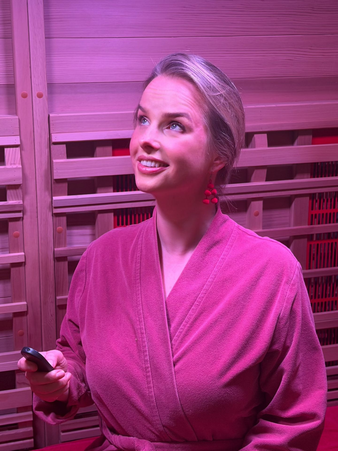 Klant ontspant in een Health Mate infraroodcabine tijdens een showroomsessie